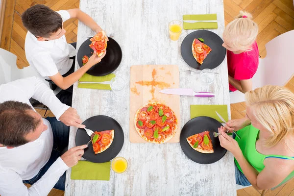 Familie pizza eten — Stockfoto